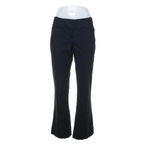 Lågmidjade kostymbyxor  - Bootcut och lowwaist  Mått:  Midja: 37 cm Innerben: 72 cm Benslut: 22 cm (vida) Gren: 22 cm Gren: