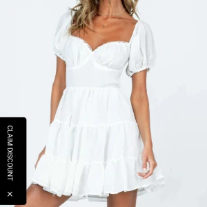 Vit klänning - Säljer denna vita klänning från prinsessa polly nypris var va 700kr lappen finns kvar. Storlek US 4 men sitter som 36