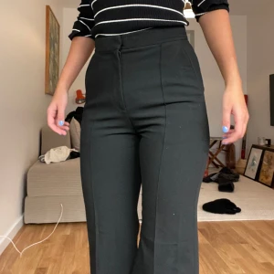 Kostymbyxor  - Svarta kostymbyxor från HM i storlek 36. Sitter smickrande på kroppen och med lite utsvängd modell.