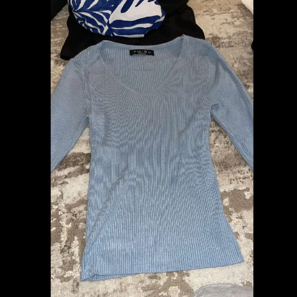 Supersöt blå ribbad tröja från newyorker köpt för 119kr om jag inte har fel! Helt felfri!. Tröjor & Koftor.