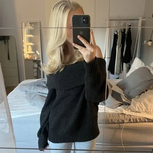 Stickad off shoulder tröja - Säljer denna snygga populära stickade off shoulder tröjan 💓 Storlek M men passar XS/S också. Perfekt nu till vintern! (Lånade bilder, be om egna)