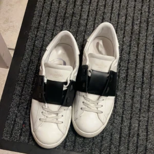Valentino open - Säljer då de är för små för mig. Väldigt bra skick och skickas i box. Vid snabb affär diskuteras pris! Kontakta vid ytterligare frågor.