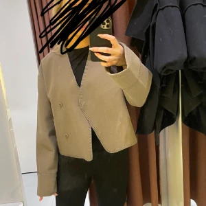 Jacka ginatricot  - Säljer min jacka/kappa från ginatricot för jag får inte användning av den. Den är endast testad.  Storlek xs men passar S också. Köpte för 500 säljer för 250 