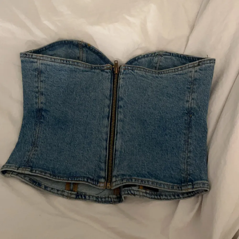 Säljer denna korsett topp från Zara i jeansmaterial då den aldrig kommit till någon användning, alltså är den i nyskick!💙. Toppar.