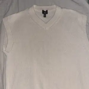 Pullover tröja från HM i storlek S, men är oversized (känns som en M)
