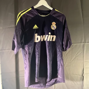 Real Madrid tröja - Real Madrid borta tröja från säsongen 12/13. Jättebra skick.