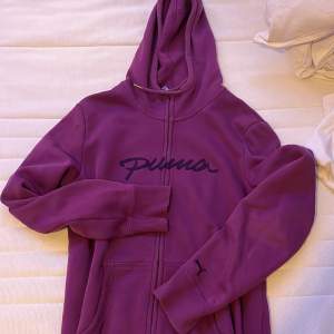 Zip hoodie från Puma, väldigt använt skick och köpt säcken hand känns inte som en xl utan mindre om den är lite oversize