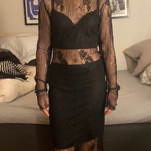 Svart spetsklänning - Snygg klänning med genomskinlig spets! Finns ej längre i butik. Oanvänd då den endast använts som visningsplagg. Modellen som har på sig klänningen har XS så därför ser den lite stor ut. För frågor eller mått är det bara att kontakta mig!♥️