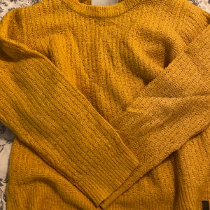 Stickad Tröja - En gul stickad tröja i bra skick :-) den är ifrån lager och är luftig och varm. Storlek 140, men passar nog större. Köparen står för frakt och frimärke, kan även mötas upp 💕
