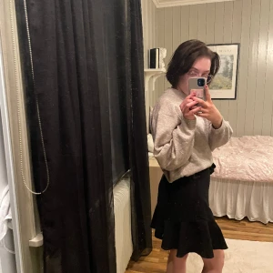 Kjol med volang - Super snygg kjol med snörning i midjan!💕jätte bra skick, säljs då den inte används!