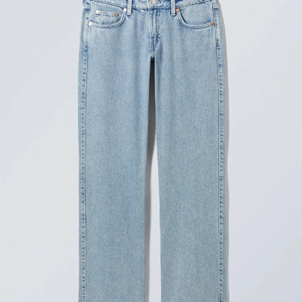 Super snygga lågmidjade jeans från WEEKDAY.  Modell- arrow low straight jeans💕 Storlek W 26 L 32 Nypris- 590kr  Säljs för 150kr. Jeans & Byxor.