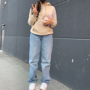 Hoodie - Beige hoodie från hm, bra skick😊