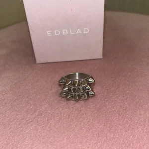 Edblad ring  - Blankt rostfritt stål ring använd 2 gånger. peak ring steel.  Köpt från Edblad!