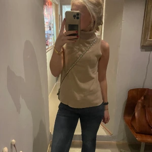 Liknande soft goat  - Super fin beige stickad polo tröja, nyskick ❤️