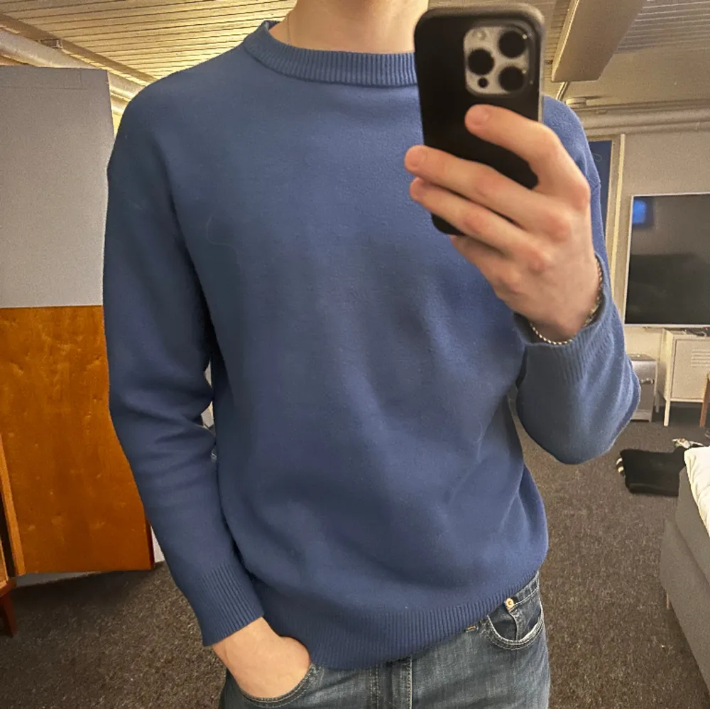 Mörkblå sweatshirt från Zara i nyskick. Säljer då den är för liten, skriv vid eventuella frågor. Kan skickas eller mötas upp i Umeåområdet.. Tröjor & Koftor.