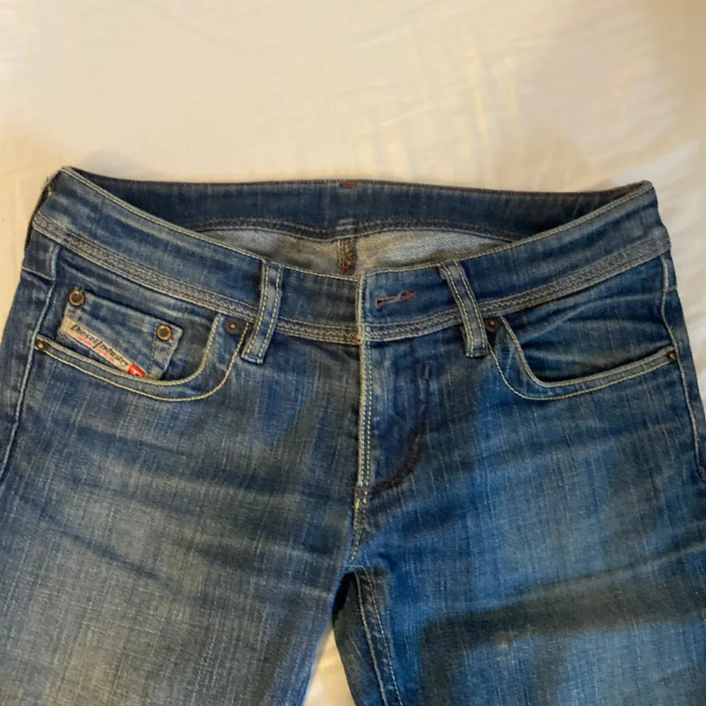 Assnygga jeans från disel men detaljer. Helt i nyskick. De helt perfekta low waist jeansen, men de är tyvärr för små för mig.  Innerben 79 Midja 36 Köpta nya för 999kr . Jeans & Byxor.