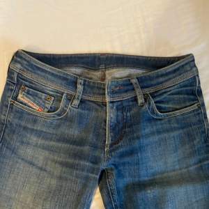 Assnygga jeans från disel men detaljer. Helt i nyskick. De helt perfekta low waist jeansen, men de är tyvärr för små för mig.  Innerben 79 Midja 36 Köpta nya för 999kr 