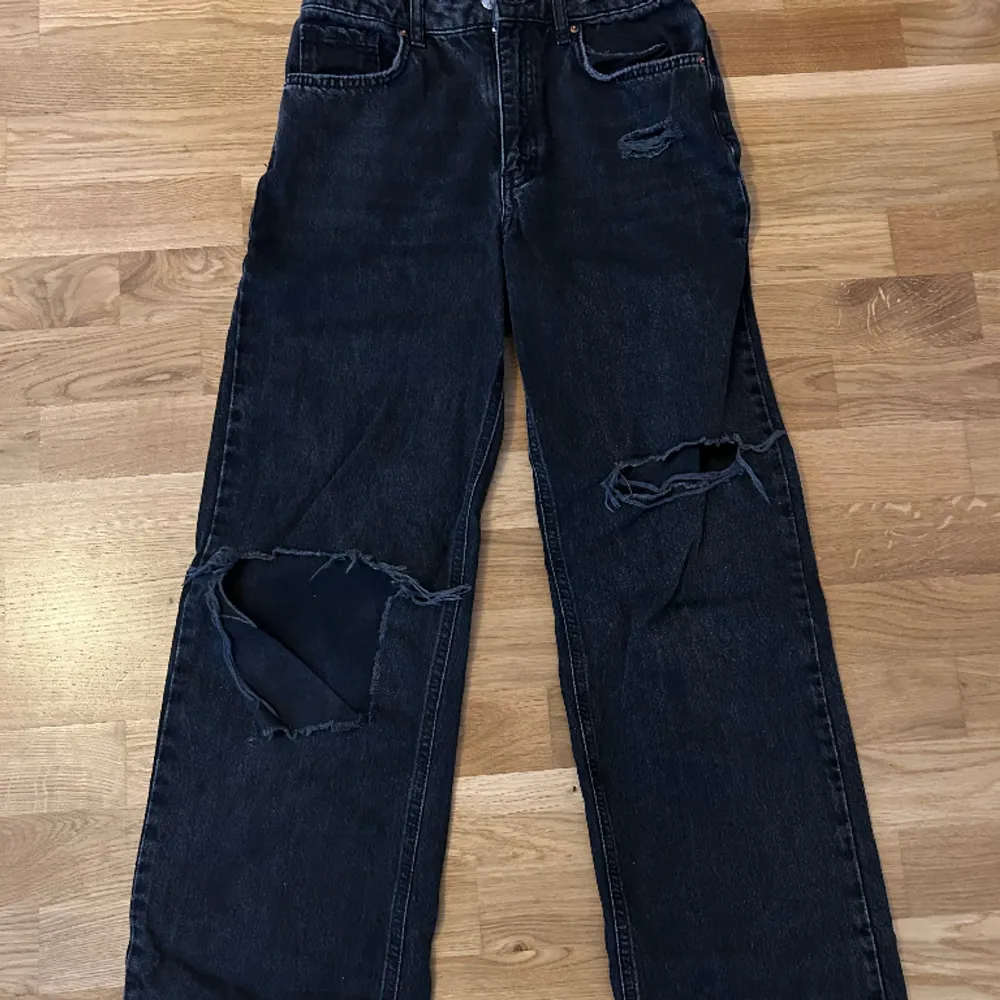 Säljer dessa jeans med hål på knäna från Gina tricot. De är väl använda men skicket är ok.. Jeans & Byxor.