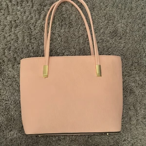 Rosa mini handväska  - Så snygg handväska som jag köpt på en marknad i Spanien 🇪🇸 passar perfekt på sommaren men även fin på vintern , superfint sick för jag har knappt använt den, vet onte vad den kostar nypris för jag köpte den för ganska många år sedan❤️