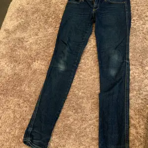 Jeans från H&M, modell skinny low waist, 28/32. För små för mig 😊.