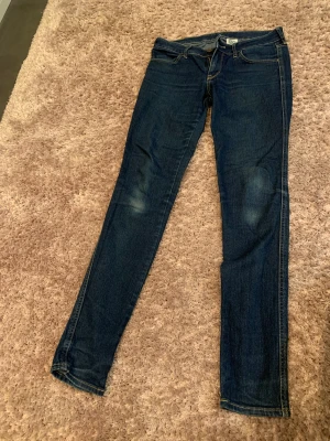 Jeans H&M skinny low waist 28/32 - Jeans från H&M, modell skinny low waist, 28/32. För små för mig 😊.