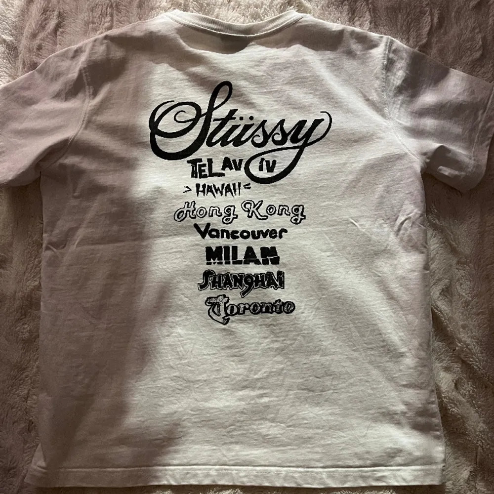 Super snygg Stussy t-shirt i nyskick. Köpt här på plick, aldrig använd pga för stor. Skriv till mig innan du trycker på ”köp nu”.. T-shirts.
