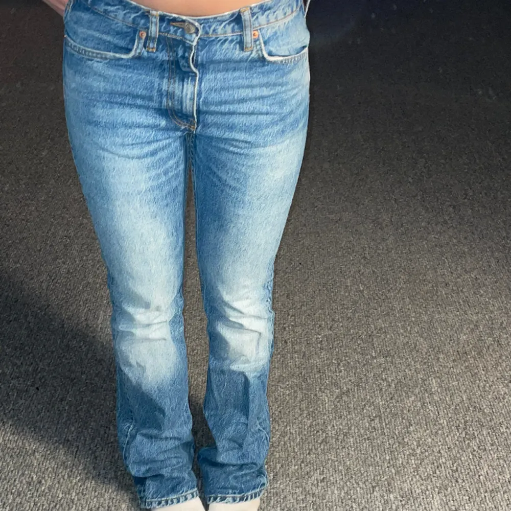 Ett par low waist/mid waist jeans från Zara i storlek 38 🤍. Jeans & Byxor.