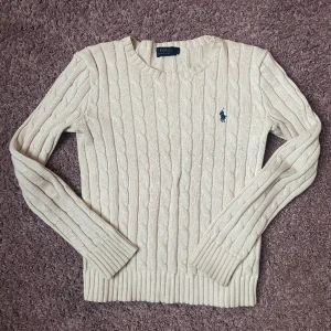 Ralph lauren tröja  - Säljer min äkta beigea/cremevita stickade Ralph lauren tröja ❤️!  Den är i väldigt bra skick och inte använd så mycket. Säljs för att den är lite för liten ! ❤️❤️