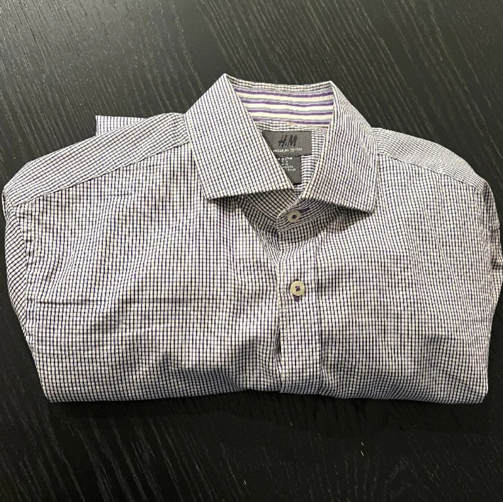 Stilren skjorta med lilla detaljer, köpt på HM, vuxit ur lch är i väldigt gott skick.. Skjortor.