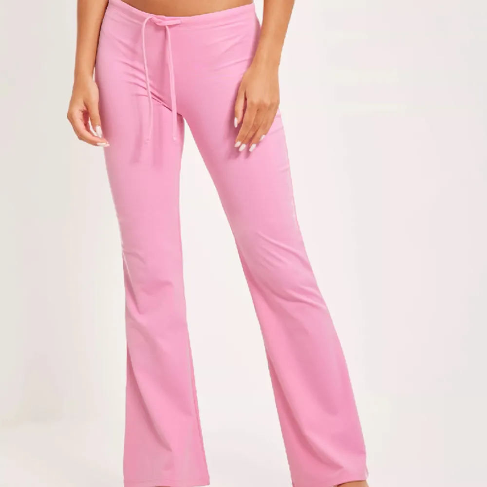 Säljer denna jättefina rosa mjuksettet, som ej kommer till användning. Både toppen och byxorna har storlek xs-s!. Jeans & Byxor.