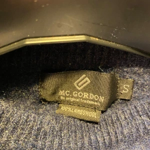 Marinblå ulltröja - 🩷Använd ett fåtal gånger. Strl S men skulle säga att den passar bättre för XS. Kontakta mig för att få mer information eller bilder på plaggen 💗