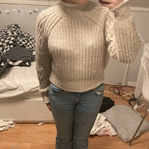 Beige stickad tröja - Säljer denna tjocka stickade tröja som är i väldigt fint skick och nästan aldrig använd, original pris vet jag tyvärr inte men är från hm