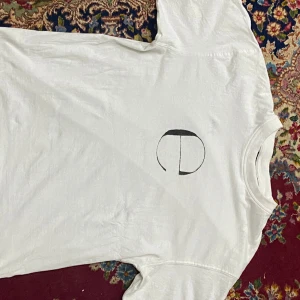 e av Ecco2k vit tröja - Själv ritade/målade e:et på tröjan. Tröjan har jag aldrig haft på