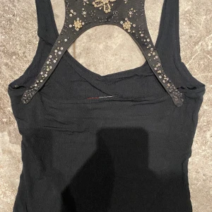 Topp stl.xs - Svart topp i xs. Säljs pga garderobrensning. Kika gärna på mina andra annonser, säljer mycket. Samfraktar gärna:) 