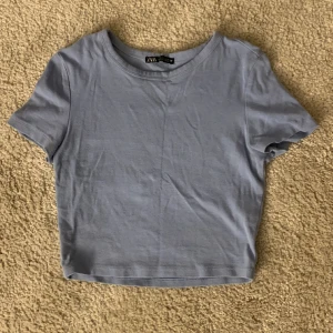T-shirt  - Jättefin ljusblå t-shirt från zara som tyvärr inte kommer till andvändning längre❤️skriv för fler bilder❤️
