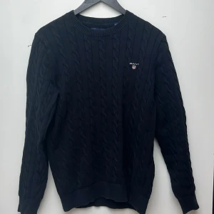 Kabelstickad tröja - En fin tröja från gant i perfekt skick i storlek M. Nypris är runt 1300 kr. 