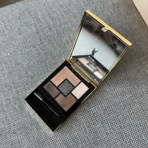 Ysl ögonskuggs palette - En fin ögonskuggspalette från ysl. Endast testad med en av ögonskuggs penslarna därav bara en kvar i asken. Nypris 725kr