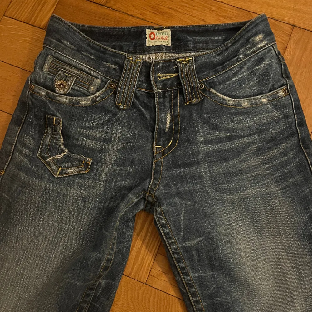 Säljer dessa supersnygga jeans från märket OZZ-FIRST🥰 Har jättesnygga fickor och coola detaljer på själva byxbenet😍❤️ priset går ALLTID att diskutera  Storleken är XS men passar mig som är 165cm och bär oftast XS - S i jeans. Jeans & Byxor.