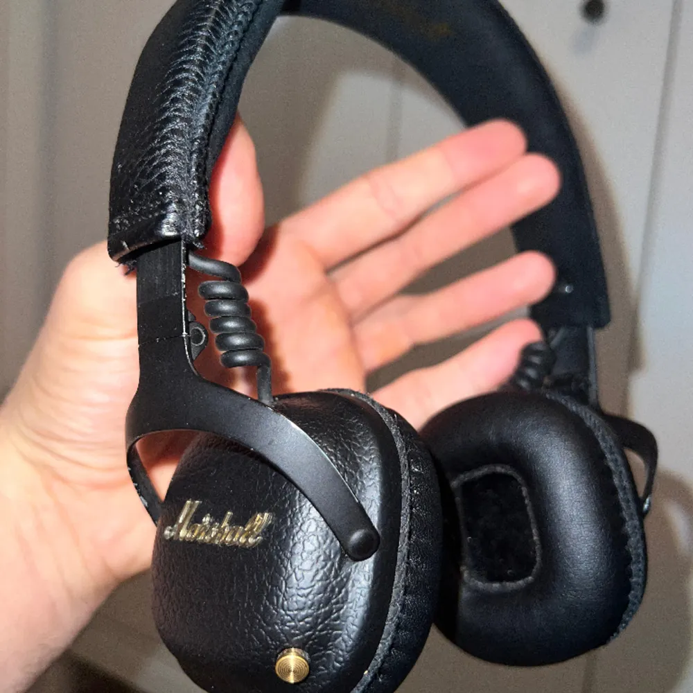 Säljer ett par Marshall bluetooth hörlurar och deras skick är 9/10. Fodralet ingår också. De har inte gått sönder eller nåt sånt men har haft de i ungefär ett halvt år. Ljudet funkar perfekt. Mitt pris är 950kr. Övrigt.