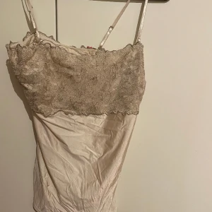 Topp - Jättefin topp som är i bra skick, lappen är dock borta så vet inte var den är ifrån, den är ljusrosa