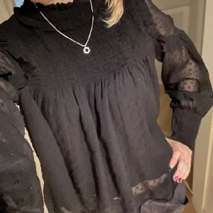 Svart blis - Superfin svart blus som passar både festligt och vardagligt