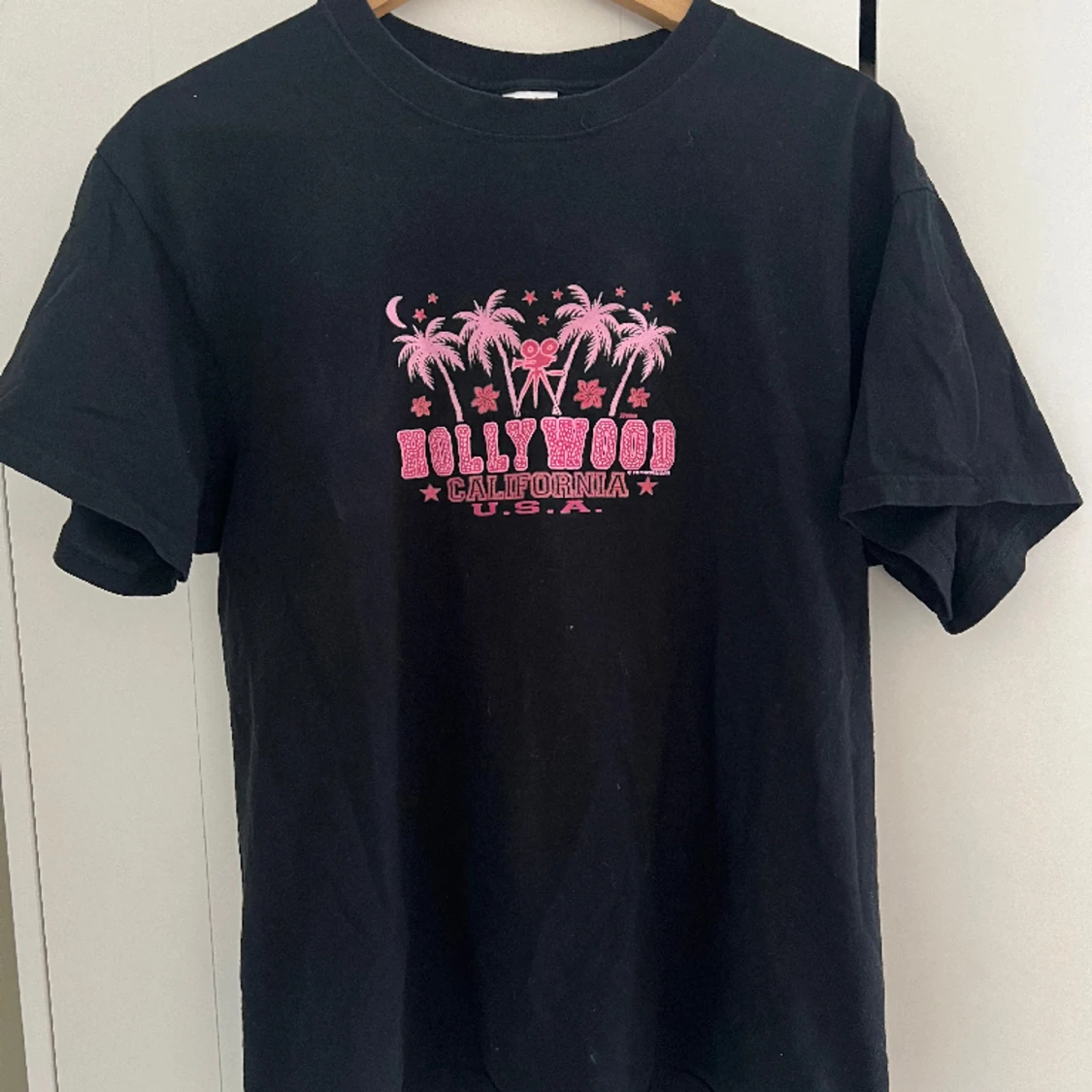 T-shirt med rosa tryck