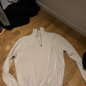 Stickad tröja från zara - En fin stickad tröja från zara, säljes då den är för stor på mig.