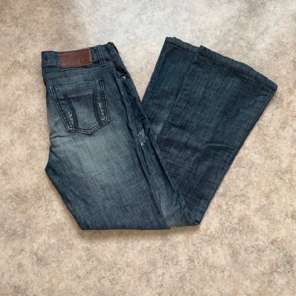 Dom perfekta lågmidjade jeansen, såå snygga med coola bakfickor!! 🤩💕 . Jeans & Byxor.