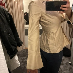 beige kavaj/skjorta !! 🤎🤎 - Här har vi en beige kavaj, den är köpt på humana och är i mycket bra skick!  Tyvärr så har jag inte fått så mycket användning för den! 🤎