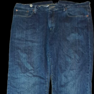 Vintage baggy pants - Vintage baggy byxor. Jag är 179cm. Byxorna har en defekt som är att de har gått sönder lite under vänster bakficka. Har skosnöre igenom byxorna för att spänna åt som jag har sättit dit + em till knapp som går att ta bort.