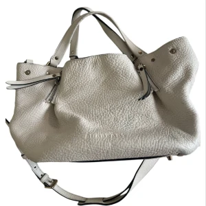 Burberry Väska  - Säljer min vita burberry väska, köpt på vestiare💕