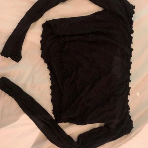 Svart tröja  - Svart top till lite mindre än midjan 
