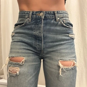 Jeans loose fit - Säljer dessa som inte kommit till användning. Loose fit (lite för små för mig så bilderna är inte helt rättvisa) raka i modellen