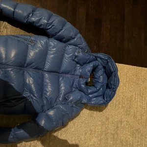 Moncler maya blue!! Unik färg  - Hej säljer nu min moncler maya stork 2 väldigt unik och fin färg. Säljer denna pågrund av att fått en ny! Kvitto finns digitalt 